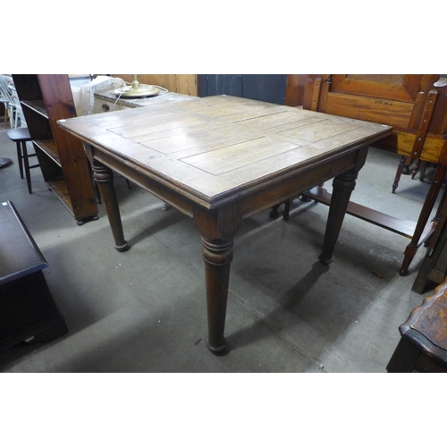 374 - An oak draw-leaf table