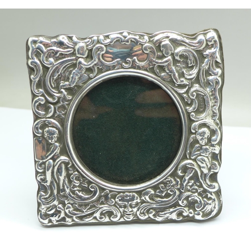 1002 - A silver photograph frame, Birmingham 1998, 10cm x 10cm