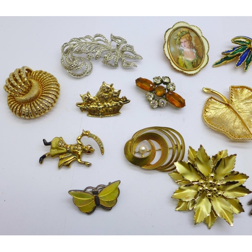 1025 - Twenty brooches