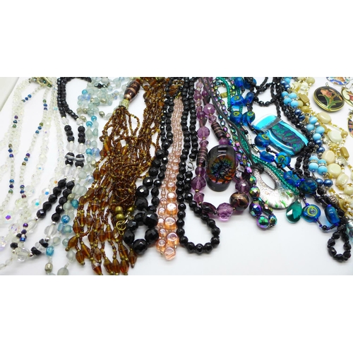 1029 - Glass bead necklaces, cloisonne jewellery and costume rings