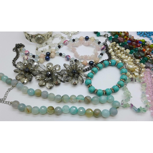 1032 - Costume jewellery