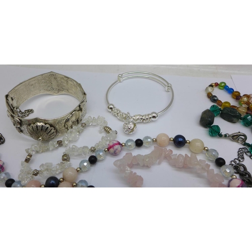 1032 - Costume jewellery