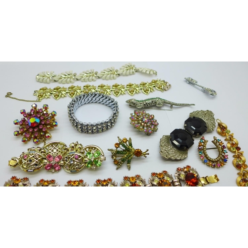 1036 - Vintage jewellery including an expanding diamante bracelet and diamante necklet, (lizard brooch lack... 