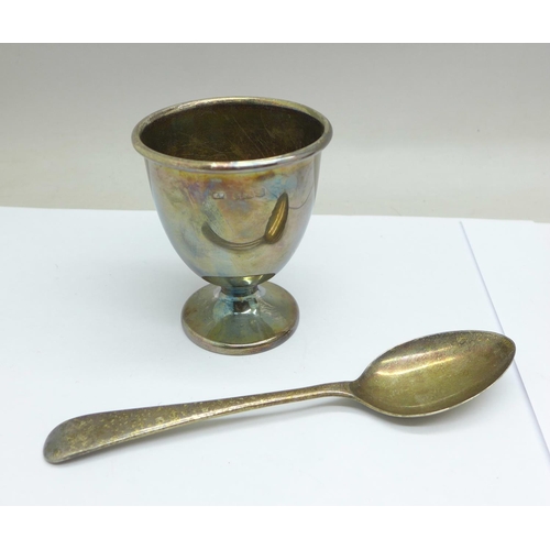 1043 - Two silver napkin rings, a silver feeding spoon and pusher and a silver egg cup and spoon, 110g, den... 