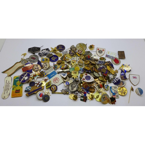 1045 - A collection of badges and pin badges, etc.