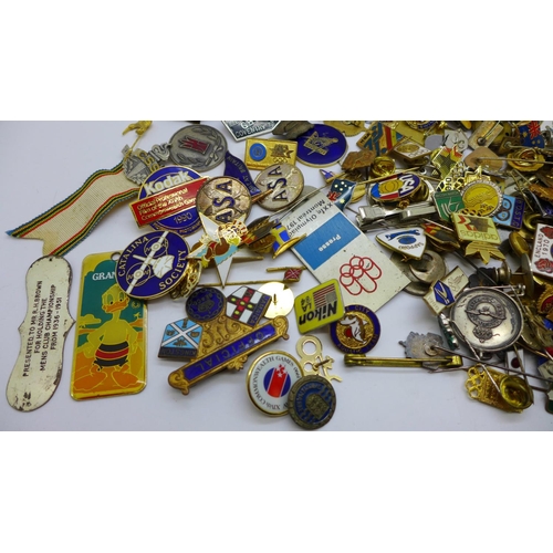 1045 - A collection of badges and pin badges, etc.