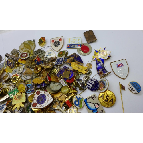 1045 - A collection of badges and pin badges, etc.