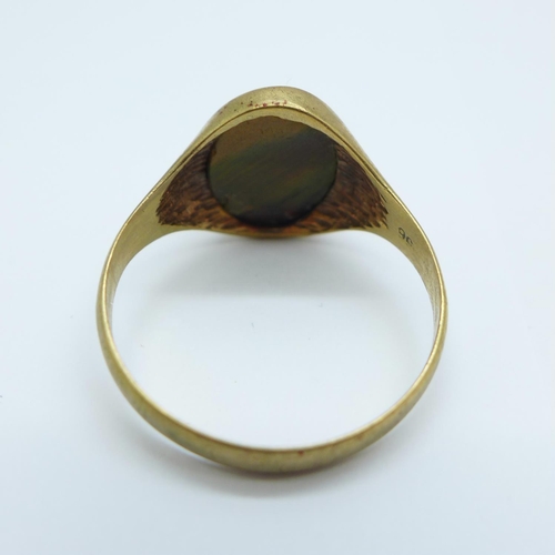 1062 - A 9ct gold and stone set ring, 4g, Y