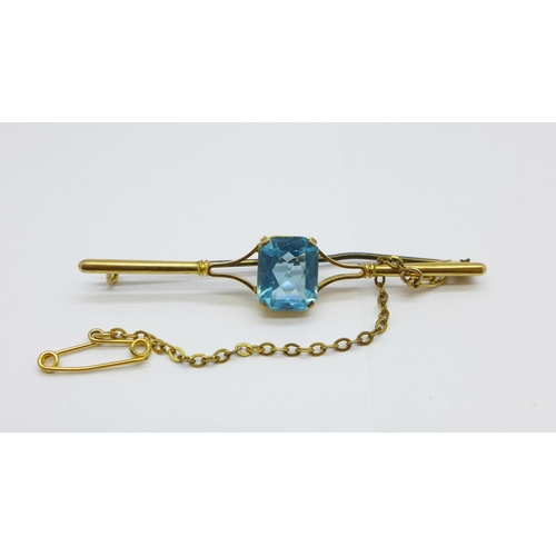 1064 - A 9ct gold and blue topaz brooch, 3.4g