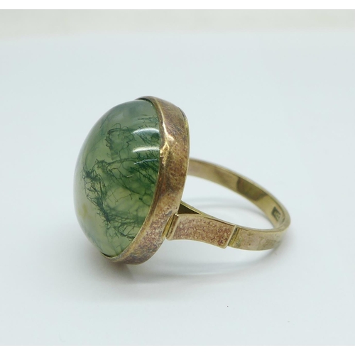 1065 - A 9ct gold and moss agate ring, 7.2g, N, stone approximately 18mm