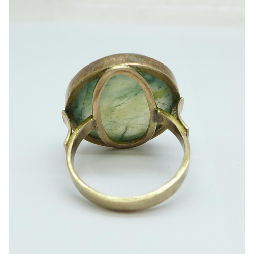 1065 - A 9ct gold and moss agate ring, 7.2g, N, stone approximately 18mm