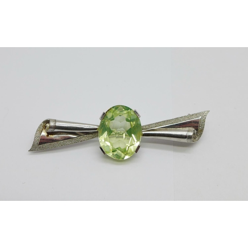 1066 - A 9ct white gold brooch set with a green stone, 5.4g, stone approximately 14mm x 11mm, maker SO'R