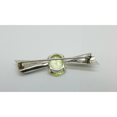 1066 - A 9ct white gold brooch set with a green stone, 5.4g, stone approximately 14mm x 11mm, maker SO'R