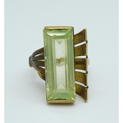 1070 - A 9ct gold and green stone ring, 6.5g, J, stone approximately 19mm x 8mm