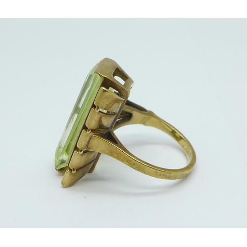 1070 - A 9ct gold and green stone ring, 6.5g, J, stone approximately 19mm x 8mm