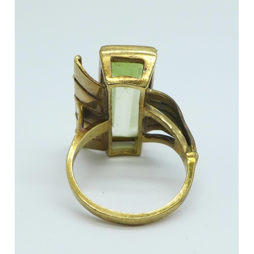 1070 - A 9ct gold and green stone ring, 6.5g, J, stone approximately 19mm x 8mm