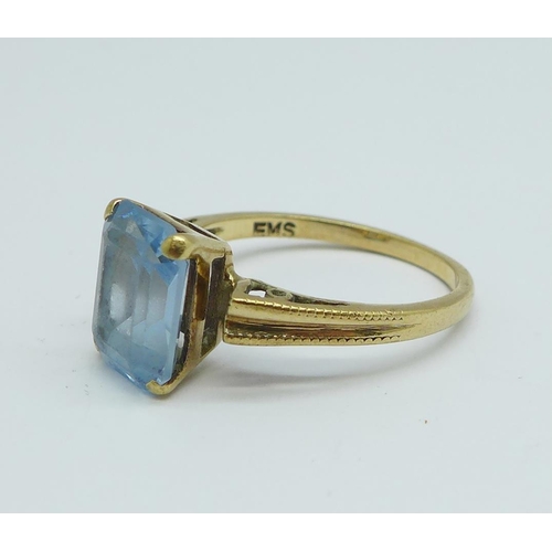 1072 - A 9ct gold and blue stone ring, 2.6g, L, stone scratched