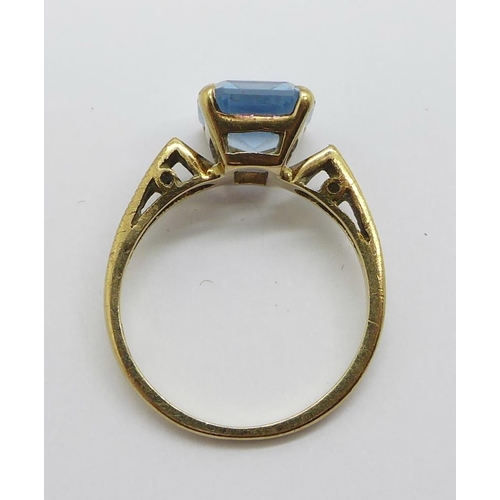 1072 - A 9ct gold and blue stone ring, 2.6g, L, stone scratched