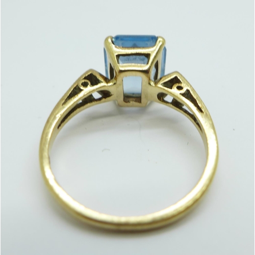 1072 - A 9ct gold and blue stone ring, 2.6g, L, stone scratched