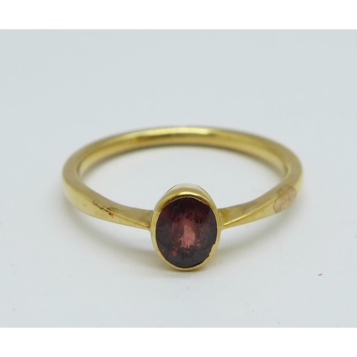 1078 - A yellow metal and garnet ring, (tests as 18ct gold), 1.6g, H/I