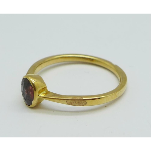 1078 - A yellow metal and garnet ring, (tests as 18ct gold), 1.6g, H/I