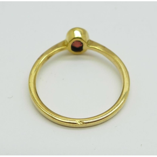 1078 - A yellow metal and garnet ring, (tests as 18ct gold), 1.6g, H/I