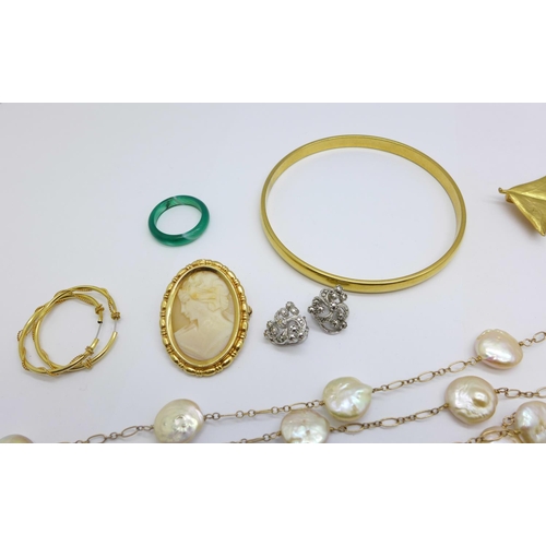 1085 - Jewellery including a pearl necklace and a Monet bangle