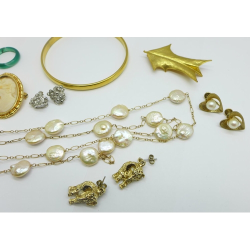 1085 - Jewellery including a pearl necklace and a Monet bangle