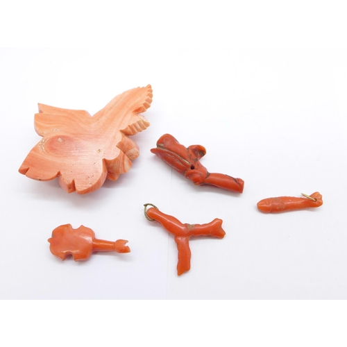 1086 - Five pieces of carved coral including a rose plaque, two a/f