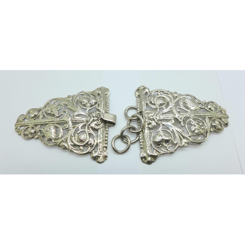 1097 - A white metal buckle, tests as silver, 150mm x 65mm