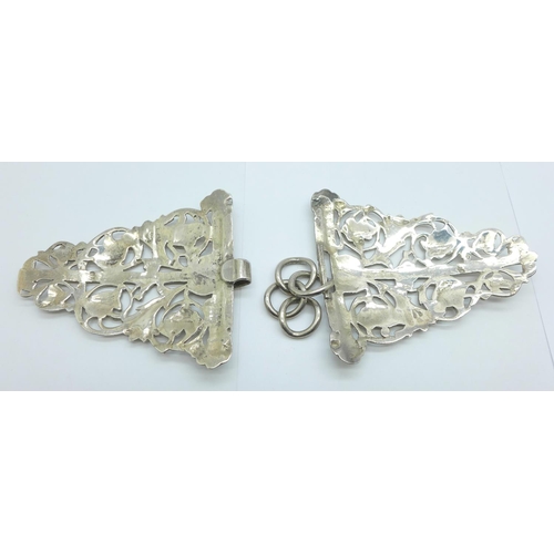 1097 - A white metal buckle, tests as silver, 150mm x 65mm