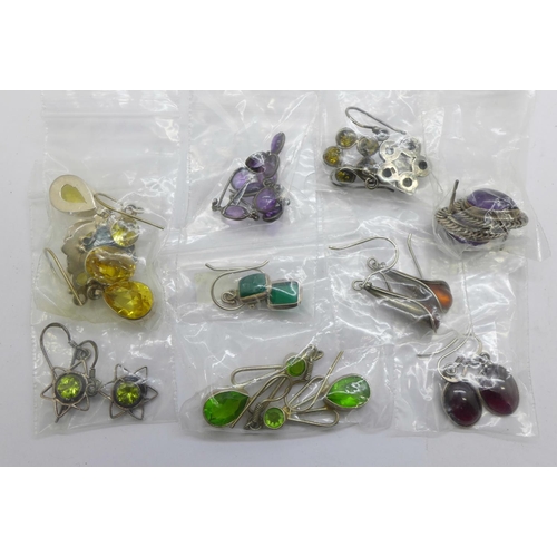 1124 - A collection of silver earrings