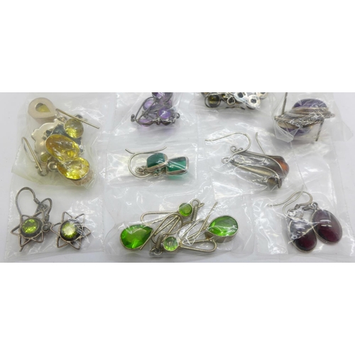 1124 - A collection of silver earrings