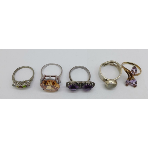 1128 - Five rings; three silver, two white metal