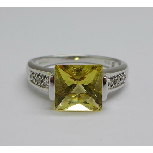 1141 - A 9ct white gold ring set with golden beryl and diamond shoulders, 3g, O