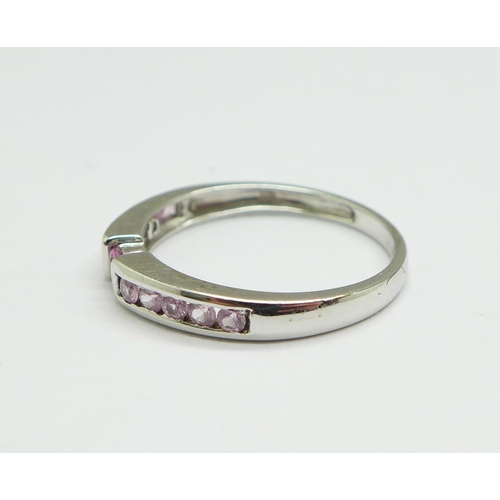 1146 - A 9ct white gold and pink sapphire ring, 1.9g, M