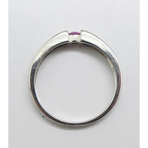 1146 - A 9ct white gold and pink sapphire ring, 1.9g, M