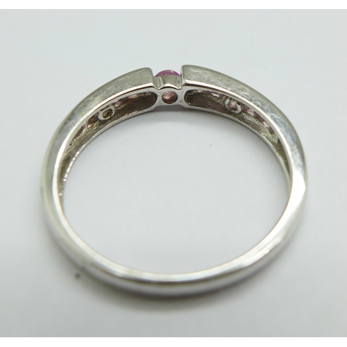 1146 - A 9ct white gold and pink sapphire ring, 1.9g, M