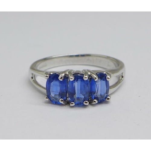 1154 - A 9ct white gold and three stone tanzanite ring, 3.2g, N