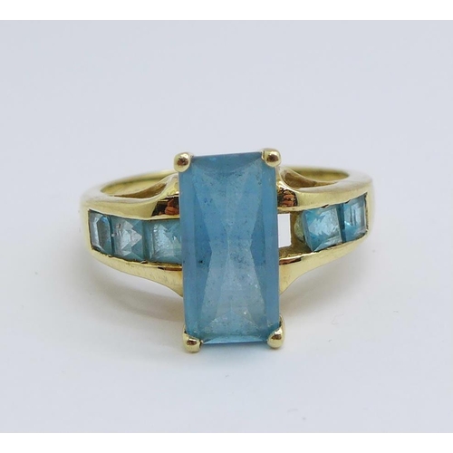 1168 - A 9ct gold and blue stone ring, 4.9g, Q, lacking one stone