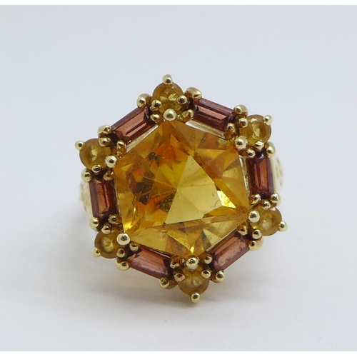 1171 - A 9ct gold hexagonal shaped ring set with stones, 5g, N