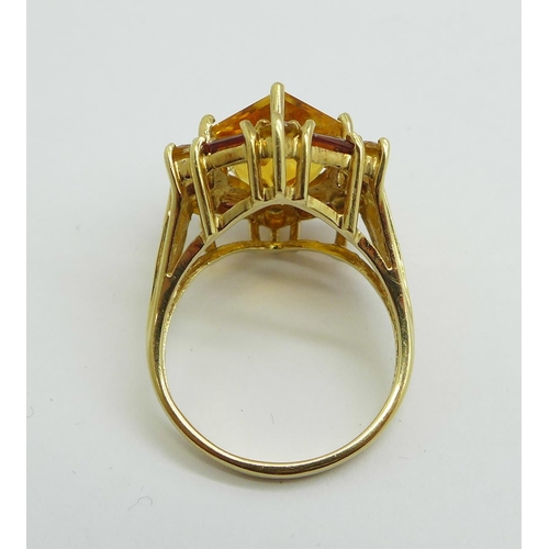 1171 - A 9ct gold hexagonal shaped ring set with stones, 5g, N