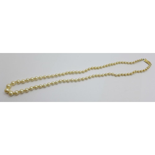 1172 - A faux pearl necklace with 9ct gold clasp