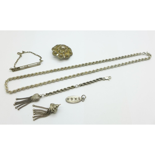 1176 - A silver rope chain, a filigree silver brooch, a silver pendant, a silver Albertina chain and a silv... 