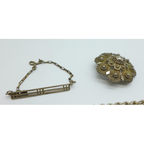 1176 - A silver rope chain, a filigree silver brooch, a silver pendant, a silver Albertina chain and a silv... 