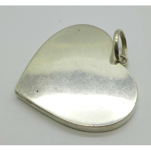 1185 - A 925 silver heart shaped pendant with hammered decoration, 18g, width 46mm