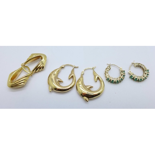 1189 - Three pairs of 9ct gold earrings including one pair set with emeralds, 6.4g