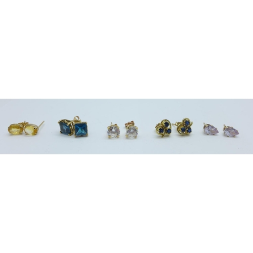 1190 - Five pairs of 9ct gold stud earrings, 6.2g, (lacking one fastener)