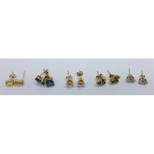 1190 - Five pairs of 9ct gold stud earrings, 6.2g, (lacking one fastener)