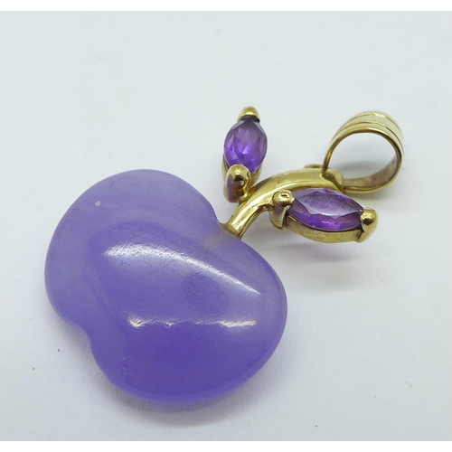 1194 - A 9ct gold mounted purple stone apple shaped pendant, width 17mm